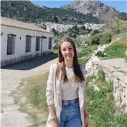 Maestra de educación primaria imparte clases a niños/as de 6 a 14 años